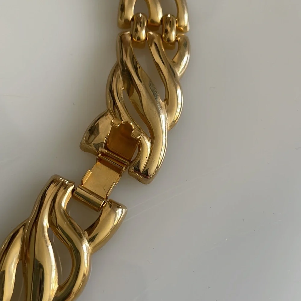 Gold Tone Collar Necklace. In Like New Condition. - Picture 3 of 5